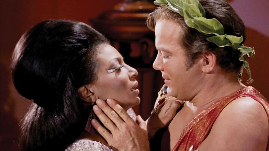 kirk-uhura-kiss